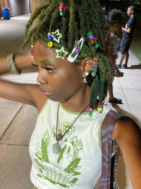 Loose Locs Hairstyles For Women, Y2k Loc Styles, Locs With Hair Clips, Bantu Loc Styles, Y2k Loc Hairstyles, Green And Black Locs, Alt Locs, Green Locs Black Women, Green Locs