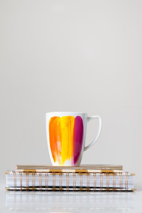 DIY Abstract Brushstroke Mug by @cydconverse Inexpensive Diy Christmas Gifts, Ceramic Abstract, Entertaining Tips, Easy Crafts To Sell, Diy Mugs, Ideas Craft, Quick Diy, Abstract Color, Diy Watercolor