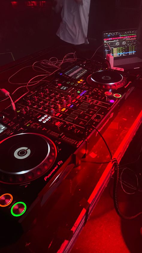 At Home Dj Setup, Dj Decks Aesthetic, Club Dj Aesthetic, Djing Aesthetics, Vegas Bars, Black Mask Aesthetic, Dj Mixing, Night Club Dance, Dj Decks