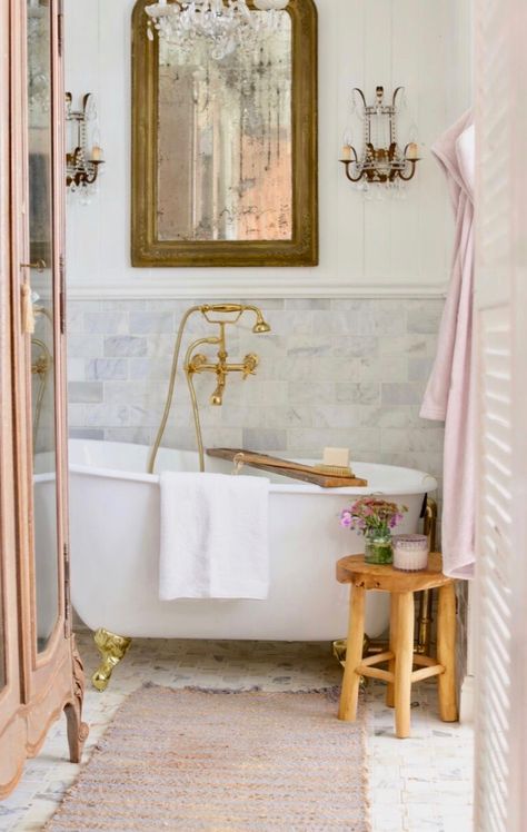 Clawfoot Tub Bathroom Vintage Farmhouse, French Country Decorating Bathroom, French Country Decorating Ideas, Estilo Cottage, French Style Chairs, Country Decorating Ideas, Country Bathroom Decor, French Bathroom, French Vintage Decor