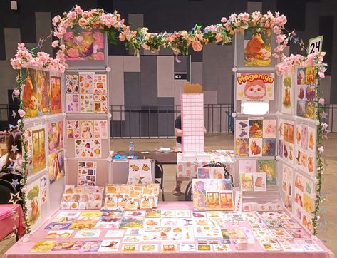 Artist Alley Storage, Cute Stall Ideas, Artist Alley Table Display, Vending Table Set Up, Artists Alley Display, Artist Alley Tips, Art Table Ideas, Art Stall Display Ideas, Art Booth Display Ideas