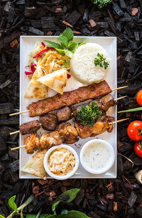 Assiette Design, Bbq Party Food, Sausage Dishes, Turkish Kitchen, Catering Ideas Food, Turkish Food, Food Menu Design, Hotel Food, Delicacy Food