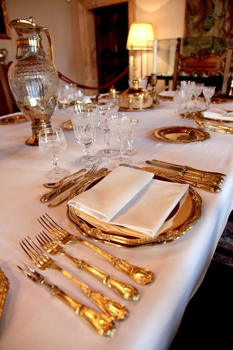 Royal Table Decorations, Royal Table Setting, Royal Dining Room, Royal Food, Royal Dinner Table, Royal Dinner, Royal Banquet, Royal Crockery Set, Royal Dining Table