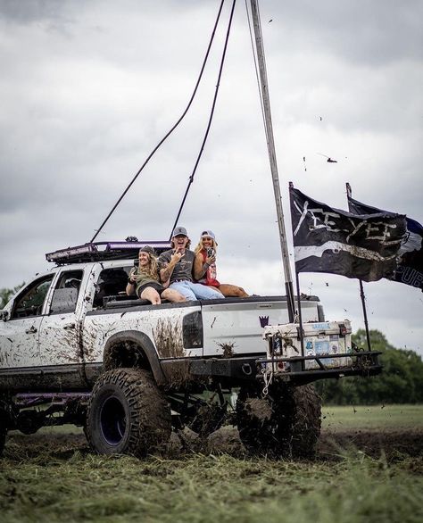 Dream Country Life, Country Truck Aesthetic, Trucks Aesthetic, Trucks Country, Country Cars, Muddy Trucks, Mudding Girls, Leah Fish, Country Best Friends