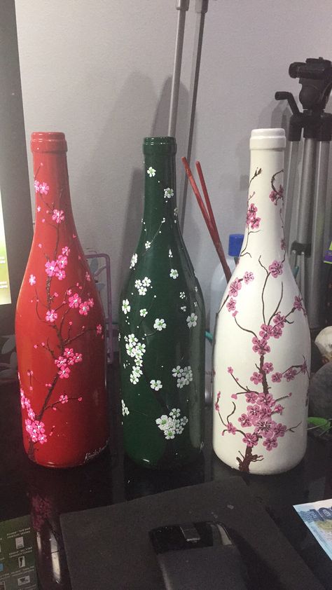 Win Bottle Decoration, Hand Painted Wine Bottles Ideas, Wine Bottle Art Projects, Green Bottle Art, Simple Bottle Art Ideas, Painting Jars, Beer Bottle Art, Bottle Art Projects, Glass Etching Projects