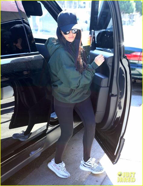 How To Wear Yeezys, Kylie Kardashian, Kourtney Kardashian Style, Alo Yoga Leggings, Korean Fashion Casual, Cute Lazy Day Outfits, Jenner Outfits, Jenner Style, Lazy Day Outfits