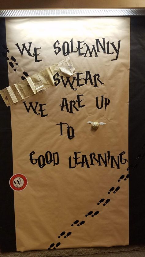 Harry Potter Door Decorations, Harry Potter Bulletin Board, Harry Potter Classroom Theme, Harry Potter Door, Harry Potter Teachers, Harry Potter Library, Middle School Bulletin Boards, Harry Potter Day, Classe Harry Potter