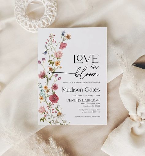 LovelyTemplatesCo - Etsy Greece Wildflower Invitation, Love In Bloom, Bridal Shower Inspo, Spring Bridal Shower, Baby Shower Invitaciones, Floral Bridal Shower Invitations, Bridal Shower Invitations Templates, Invitation Floral, Engagement Invitations