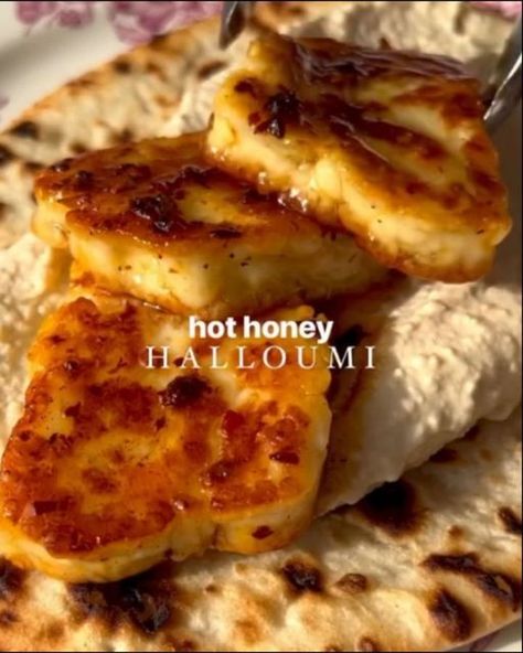 Meal Preparation on Instagram: "Hot honey halloumi flatbread 🌶️🍯🧀 by @foodie_lilly  Hot honey halloumi literally goes with everything! A perfect quick easy lunch which taste so yum 😍  Grill halloumi slices of each side, drizzle over honey and chilli oil (I used about 3 tsp of chilli oil) let this bubble away for 2mins.   Served mine with flatbread, hummus, pickled red onion and coriander. Also love it with avocado 👌🏻  If you want to make your own pickled red onion, simply slice red onion + place in an airtight container with a pinch or salt and sugar then cover with red wine vinegar. Leave to sit in the fridge for a hour or so." Halloumi Flatbread, Honey Halloumi, Hummus Flatbread, Pickled Red Onion, Quick Easy Lunch, Grilled Halloumi, Chilli Oil, Meal Preparation, Hot Honey