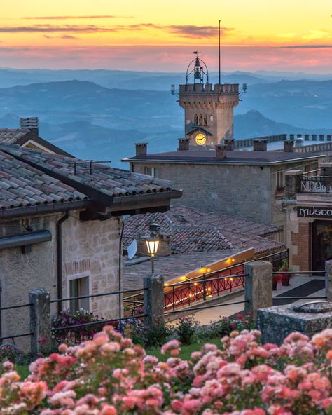 Saint-Marin: excursion d'une journée ou séjour d'une nuit dans ce petit pays San Marino Italy, South Europe, Europe Holiday, Plan A Day, Forest Life, Italy Destinations, Best Beaches To Visit, Europe Holidays, Oceania Travel