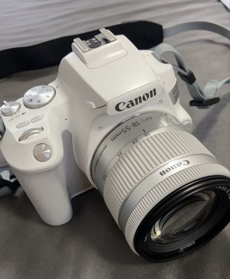 Canon White Camera, White Camera Aesthetic, Cool Cameras, Things I Want Aesthetic, Camera Astethic, White Canon Camera, Things I Want To Buy List, Câmaras Vintage, Cute Things To Buy