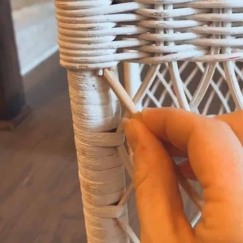 Check out this super easy step by step tutorial on repairing rattan furniture!! It's easier than you think to repair a thrift find, or your old wicker furniture. Plus get more repairing furniture and furniture makeover ideas here! Rattan Furniture Makeover, Wicker Furniture Repair, Patio Chairs Diy, Painting Wicker Furniture, Patio Furniture Makeover, Old Wicker, Chair Repair, Homemade Furniture, Pallet Patio Furniture