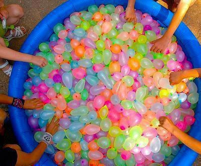 Water balloon fight. Pool Party.                                                                                                                                                      More Lila Party, Summer Bash, Pool Birthday, Summer Backyard, Luau Birthday, Water Party, Kiddie Pool, Summer Pool Party, בר מצווה