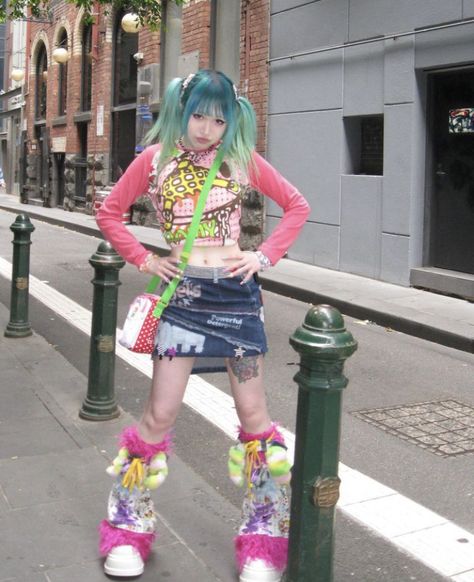 Decora Fashion Outfits, Japanese Fashion Trends, Gemini Hair, Harajuku Decora, 2000s Japanese Fashion, Harajuku Outfits, Gyaru Fashion, Dara Kpop, Trash Bag