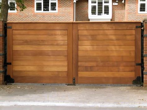 Derwent straight top gate with horizontal boards Double Wooden Gates, Wood Driveway, Driveway Gate Ideas, Wooden Gate Designs, Cape Cod Exterior, Driveway Fence, Wood Fence Gates, Wooden Gates Driveway, Wooden Garden Gate