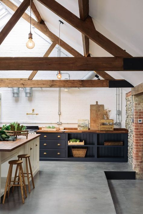 The Cattle Shed Kitchen, North Norfolk: country Kitchen by deVOL Kitchens Kitchen Ranges, Luxe Kitchen, Industrial Country, North Norfolk, Dark Wood Kitchens, Devol Kitchens, Kitchen Rustic, Traditional Kitchen Design, Rustic Luxe