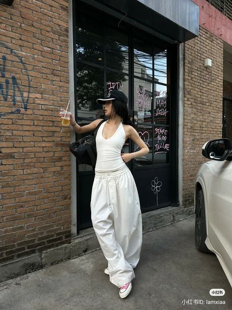 How To Style White Converse, Entp Style, Sweatpants Outfit Women, Downtown Outfits, Quick Outfits, Fashion Photography Editorial, Fancy Outfits, Basic Outfits, 2000s Fashion