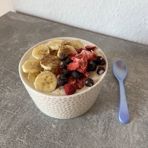 Yogurt With Banana, Soy Yogurt, Strawberries And Blueberries, Yogurt Bowl, Freeze Dried Strawberries, Dried Strawberries, Freeze Dried, Low Carb Desserts, Freeze Drying