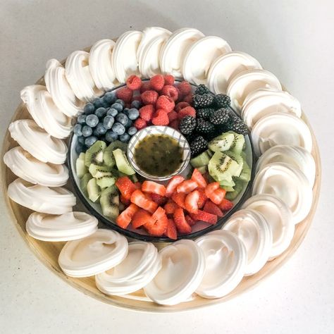 Pavlova Charcuterie Board, Dessert Platter Christmas, Aussie Party Food, Christmas Fruit Plate, Pudding Platter, Dessert Grazing Platter, Wedding Pavlova, Sweet Grazing Platter, Pavlova Platter