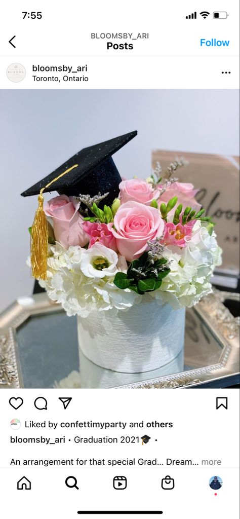 Graduation Party Centerpieces Flowers, Graduation Flowers Arrangements, Center Piece For Graduation Tables, Flower Graduation Centerpieces, Graduation Bouquets Ideas, Flower Centerpieces Graduation Party, Graduation Party Flower Centerpieces, Grad Flower Centerpieces, Flower Centerpieces For Graduation Party