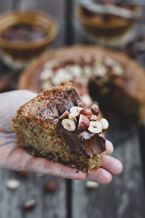 Gluten-Free Moist Hazelnut Cake with Chocolate Hazelnut Spread - Paris chez Sharon Hazelnut And Chocolate Cake, Gluten Free Hazelnut Cake, Easy Hazelnut Recipes, Hazelnut Flour Recipes, Hazelnut Cake Recipe, Hazelnut Dessert, Chocolate Chiffon Cake, Hazelnut Recipes, Hazelnut Chocolate