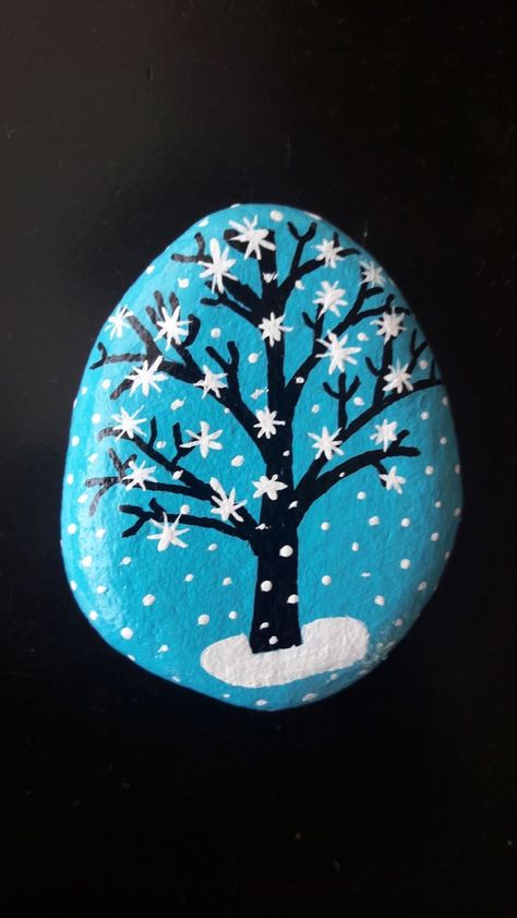 Winter Painted Rocks, Kindness Stones, River Stones Crafts, Winter Rocks, Rock Projects, Christmas Pebble Art, Painted Seashells, Painting Stones, Christmas Rocks