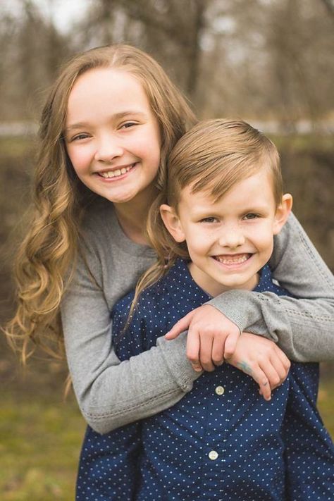 Photo Poses For Siblings, Sister And Brother Poses, Brother And Sister Poses Photography, 2 Sibling Photo Poses, Brothers And Sister Photo Ideas, Brother Sister Poses Photography, Brother Sister Photography Older, Kids Poses For Pictures, Poses For Kids Photoshoot