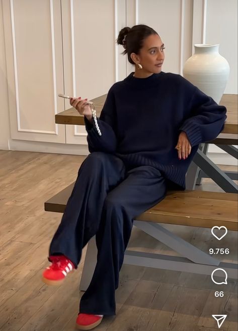 Bold Sweater Outfit, Monochromatic Outfit With Pop Of Color, Reformation Fall Outfits, Copenhagen Work Outfit, Very Stylish Outfits, Aw Outfits 2024, Minimalist Sophisticated Style, Winter 2024 2025 Outfits, Styling Basic Outfits