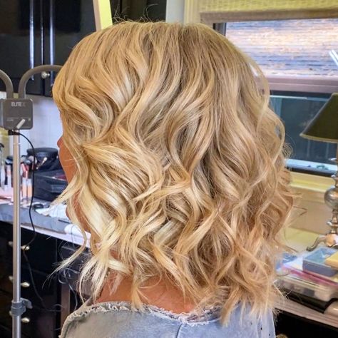 Hairstyles for short hair with modern waves Loose Curls Short Hair, Spikes Hair, Short Beach Hair, Hairstyle Ideas For Short Hair, Twist Ideas, Cute Hairstyle Ideas, Loose Curls Hairstyles, Beach Curls, Short Curly Hairstyles