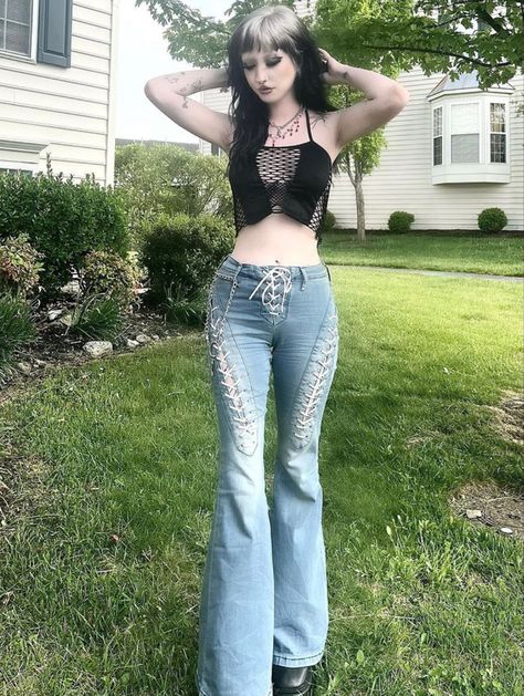 Denim Bell Bottoms Outfits, Camo Pants Outfit, Alternative Fashion Outfits, Bell Bottoms Outfit, Flare Jeans Outfit, Blue Jean Outfits, Alternative Outfits, Goth Outfits, Grunge Outfits