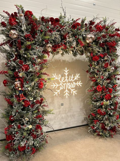 Christmas Venue Decor, Silver Christmas Wedding, Venue Christmas Decorations, Christmas Theme Event, Winter Ballon Arch, Country Christmas Wedding Ideas, Traditional Christmas Wedding, Christmas Flower Wall, Christmas Tree Wedding Decor