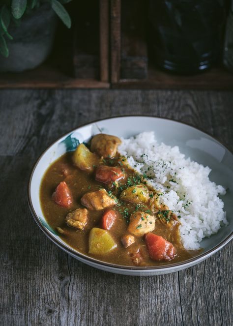 Curry japonés con pollo | Kwan Homsai Bon Apetit, Curry Rice, Food Mood, Orient Express, Food Plating, Food Lists, Chana Masala, Food And Drink, Rice