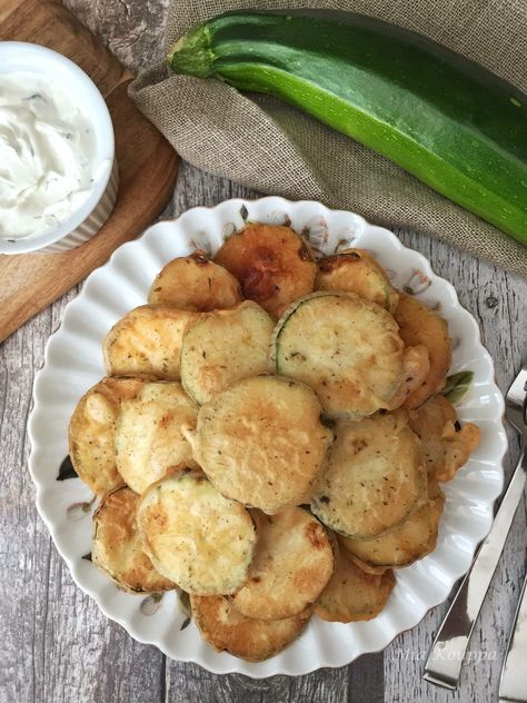 Fried zucchini chips Greek Meze, Corn Chip, Monday Dinner, Crispy Zucchini, Greek Recipes Authentic, Greek Appetizers, Funny Vegetables, Fried Zucchini, Zucchini Chips