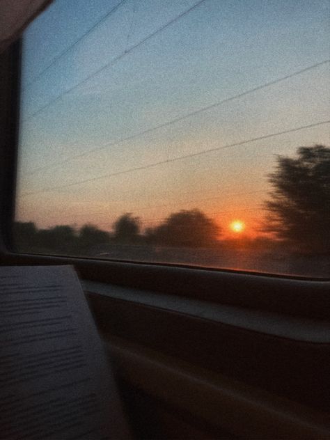 Train Aesthetic, Aesthetic Books, Uni Life, Books Reading, A Train, Portal, Vision Board, Train, London