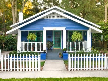 Bungalow Pictures, Curb Appeal Ideas, Bungalow Exterior, Hgtv Magazine, House Beach, Craftsman Bungalows, Beach Cottage Style, Beach Bungalows, Exterior House Colors