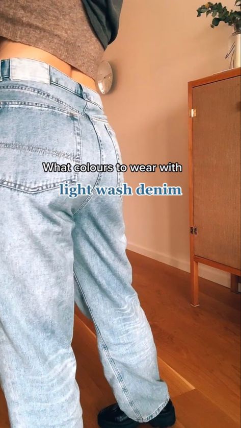 A video of a woman trying on different colours that matches her light wash jeans, minimal outfits, outfit ideas, everyday outfits, Pinterest outfits, Pinterest aesthetic, casual outfit, soft street wear Light Coloured Jeans Outfit, How To Style Light Wash Jeans, Light Wash Mom Jeans Outfit, Style Light Wash Jeans, Light Color Jeans, Minimal Streetwear, Outfits Pastel, Details Aesthetic, Street Wear Outfits