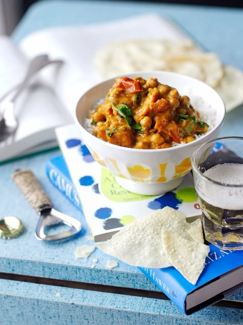 Sweet potato, chickpea & spinach curry Chickpea Spinach Curry, Sweet Potato Chickpea Curry, Curry Healthy, Chickpea Spinach, Vegetable Curry Recipes, Potato Chickpea, Chickpea And Spinach Curry, Chickpea Curry Recipe, Sweet Potato Curry