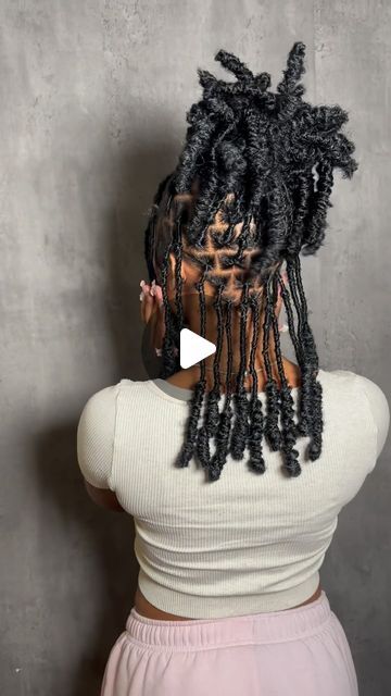 BriaTheStylist • D(M)V✈️Greensboro Hairstylist on Instagram: "Soooo tea😍😍😍😍☕️ I loveee this style! Book BriaaStylez all OCTOBER 💫

Style: Soft Locs + Styling

#ncbraider #greensborohairstylist #ncatbraider #viralhairstyles #protectivestyles #explorepage #aliciakeysbraids #stitchbraidsgreensboro #ncathairstylist #greensborobraider #knotlessbraids #fulanistyle #softlocsdmv #locknots #locbob" Soft Locs Barrel Ends, Styling Soft Locs, Soft Loc Styles, Style Soft Locs, Soft Locs Styles, Locs Styling, October Style, Alicia Keys Braids, Locs Styles