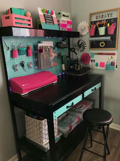 Adorable small crafting space Craft Room Organization Diy, Dream Craft Room, Craft Room Design, Diy Craft Room, Scrapbook Room, Craft Desk, Craft Area, Office Crafts, Craft Room Storage