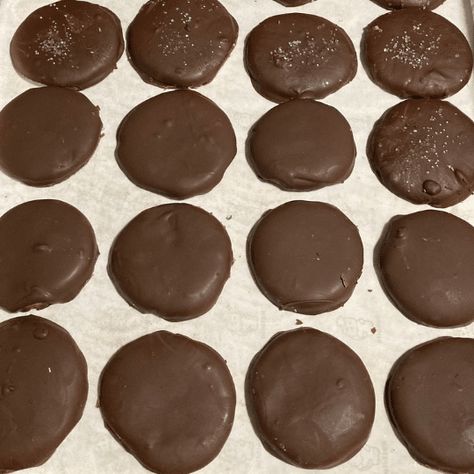 Copycat York Peppermint Patties Peppermint Patties Recipe, Walnut Fudge Recipe, York Peppermint Patties, Peppermint Patty Recipe, York Peppermint Patty, Walnut Fudge, Patties Recipe, Alton Brown, Types Of Chocolate