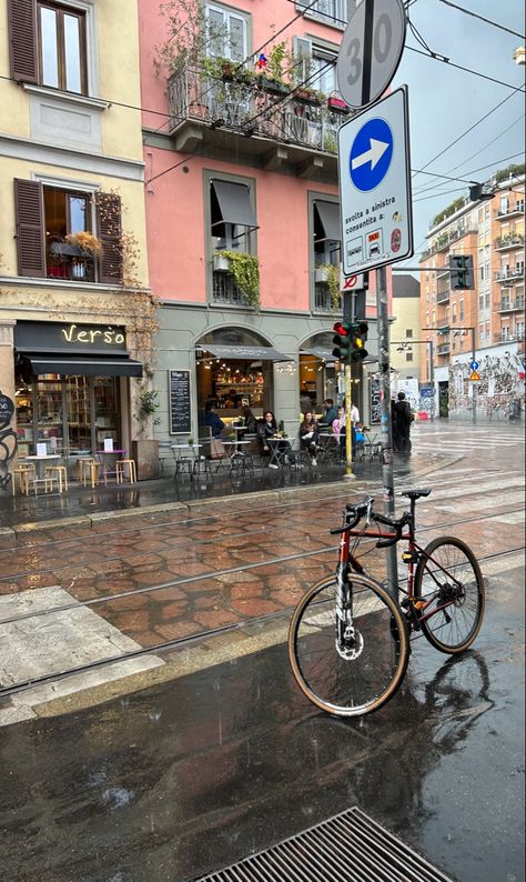 #rain #rainyday #milano #italy #italytraveltips #italian #travel #aesthetic #traveling #traveltheworld #sightseeing Living In Milan Aesthetic, Rain In Italy, Milan Shopping Street, Italy Rain, Italy Sightseeing, Milan Italy Aesthetic, Living In Milan, Milano Aesthetic, Milan Shopping