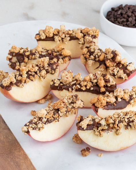 Apple Snacks Healthy, Inexpensive Snacks, Chocolate Dip Recipe, Apple Granola, Granola Snacks, Vanilla Granola, Apple Snacks, Filling Snacks, Yummy Healthy Snacks