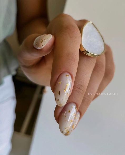 White Chrome With Gold Nails, Milky White Nails With Gold Flakes, White With Gold Accent Nails, White Nails With Gold Heart, White And Gold Foil Nails, Nails Feuille D’or, White Nails Gold Flakes, Golden Foil Nails, White Nails With Gold Foil