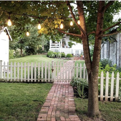 Farmhouse Fence Ideas, Natural Wood Fence, White Picket Fence House, White Picket Fence Garden, Farmhouse Fence, Classic Fence, Farmhouse Yard, Wood Picket Fence, Diy Backyard Fence