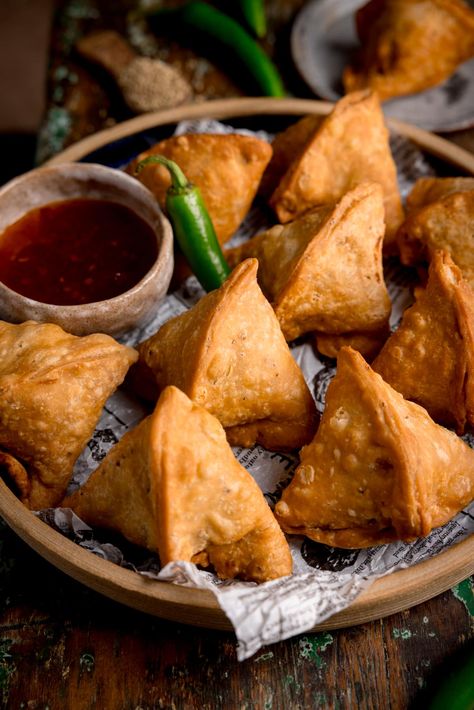 Little flaky parcels of pastry filled with tender potatoes, peas, and spices. These vegetable samosas are so popular when we make an Indian buffet. Vegetable Samosa Recipe, Samosa Pastry, Indian Buffet, Savoury Pastry, Easy Samosa Recipes, Vegetable Samosa, Kitchen Sanctuary, Samosa Recipe, Indian Appetizers