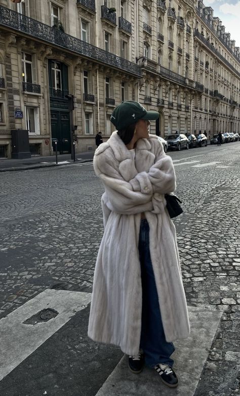 Paris December Outfit, Street Style Women Fall, Ny Winter, Faux Fur Coats Outfit, Ski Trip Outfit, Fur Trench Coat, Haute Mess, December Outfits, Fur Coat Outfit