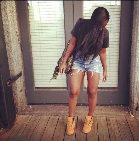 Cute jean shorts & Timbs @KortenStEiN Timberland Boots Outfit Summer, Red Timberland Boots Outfit, Outfits To Wear With Timberlands, Outfits With Timberland Boots Women, Outfits Con Botas Timberland, Hot Hairstyles For Long Hair, Timbs Outfits Women, Timbs Outfit, Timberland Outfits Women