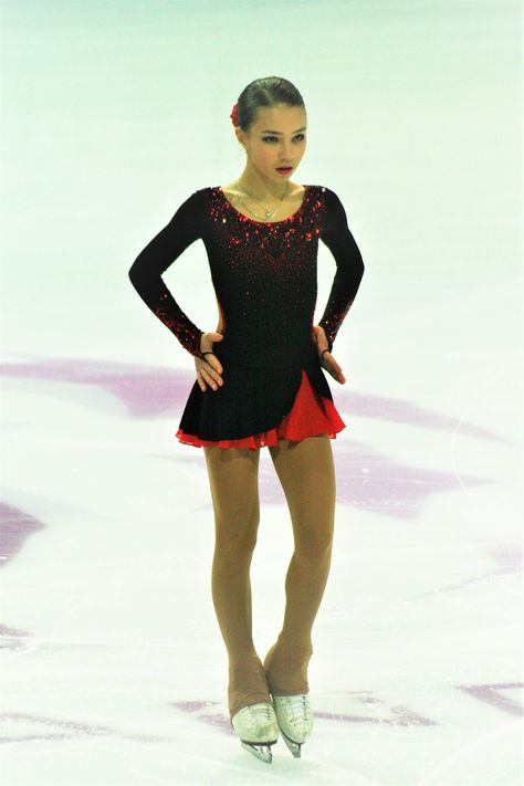 2016 Grand Prix of Figure Skating Final Elizaveta Nugumanova Spanish Figure Skating Dress, Ice Skating Costume, Leotard Dance Costume, Ice Skating Costumes, Figure Skating Competition Dresses, Figure Skating Outfits, Ice Skating Outfit, Spanish Dress, Skating Costumes