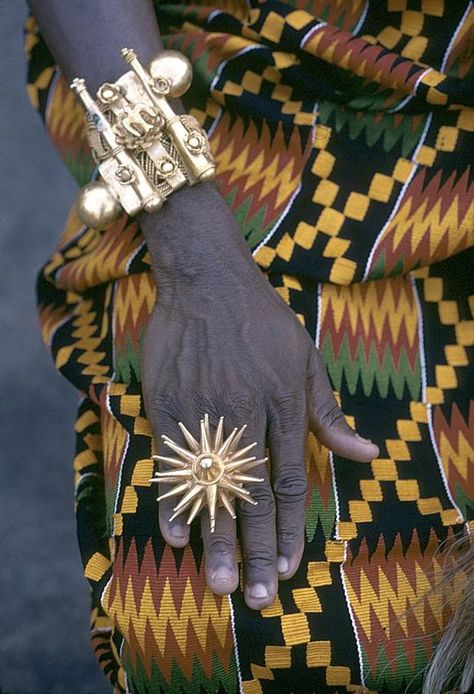 We re-erect ancient Akan symbols sanded and polished by hand, to a gold and silver jewelry that still echo lessons relevant to today’s world. Ghanaian Aesthetic, African Kings, African Aesthetic, Kumasi Ghana, Quilts Vintage, Gold Finger Rings, African Royalty, Ethnic Chic, Kente Cloth