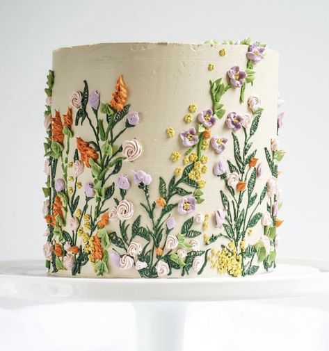 Wildflower Theme Cake, Watercolor Flower Cake, Flower Painted Cake, Wildflower Cake Ideas, Cake With Flower Decoration, Wildflower Birthday Cake, Wild Flower Cake, Fancy Cake Ideas, Grandmacore Decor